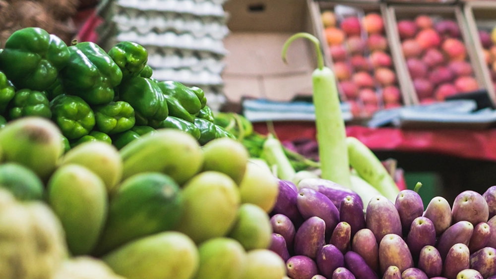 image-stock-retail-stay-one-step-ahead-supermarket-fresh-fruits-and-vegetables-glo