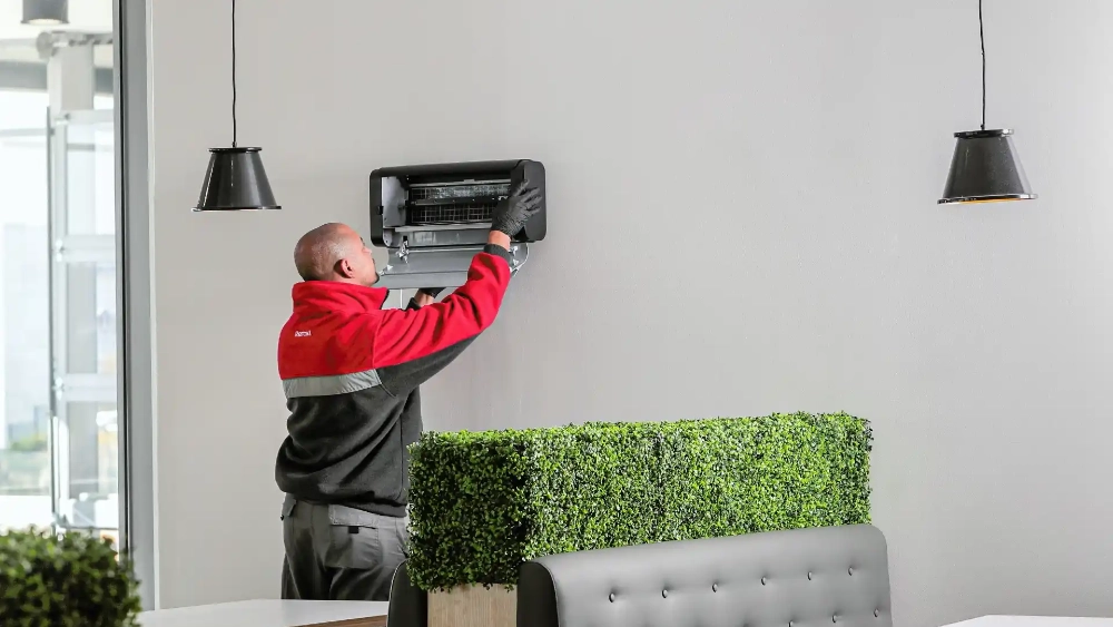 rentokil-colleague-image-service-technician-installing-lumnia-cafe-restaurant-glo.jpg